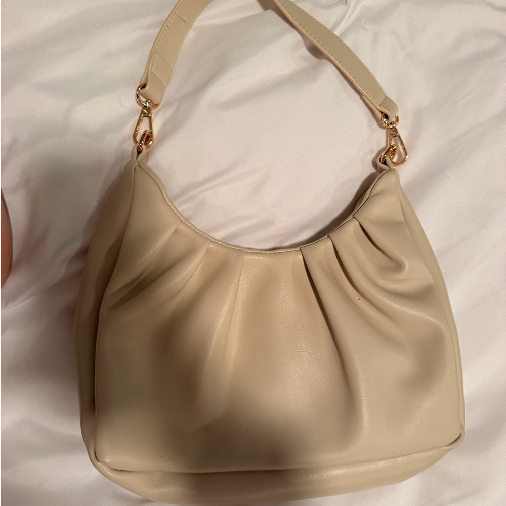 Elegant Cream Leather Shoulder Bag